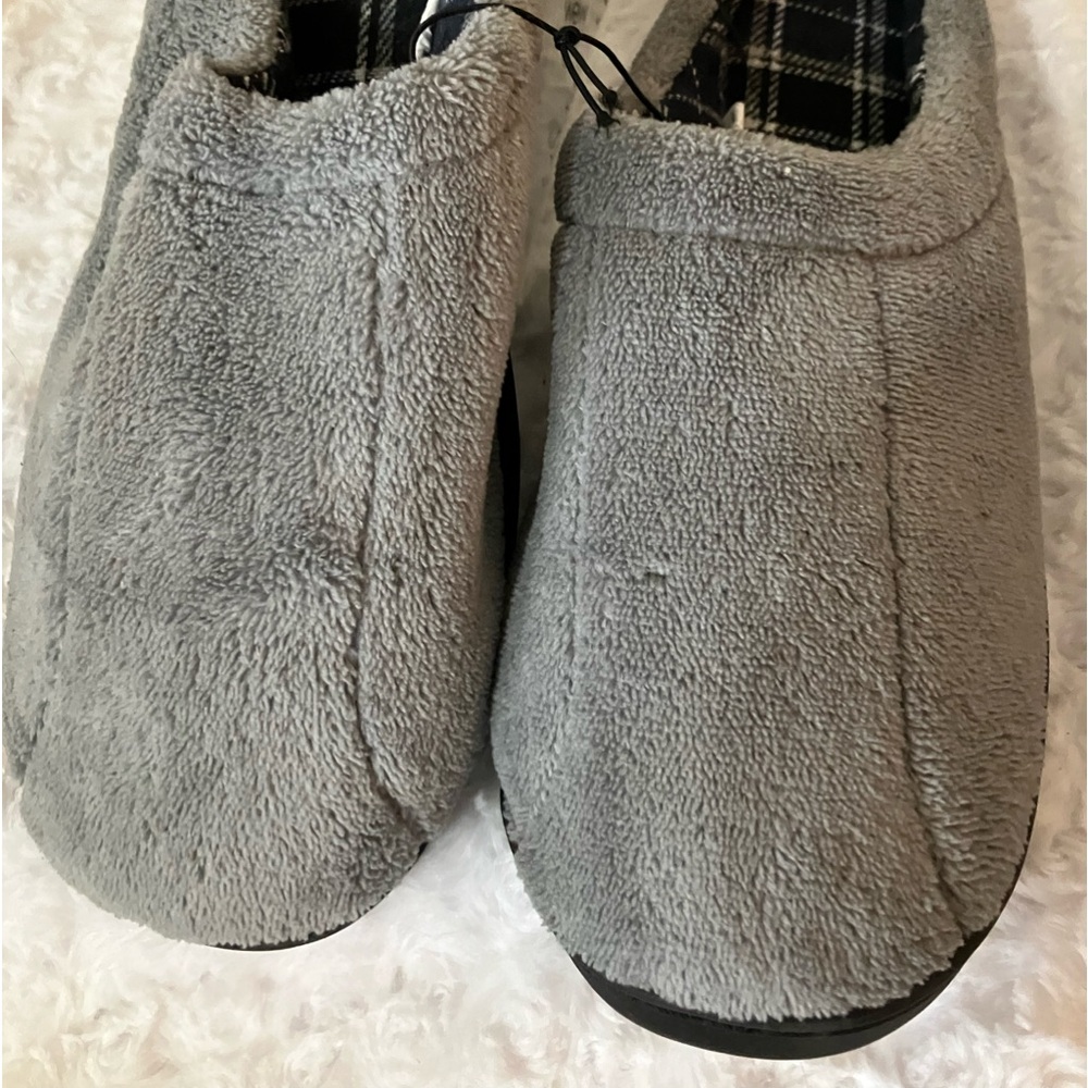 NWOT Men's Soft Warm and Comfy Slippers. Slip on style.